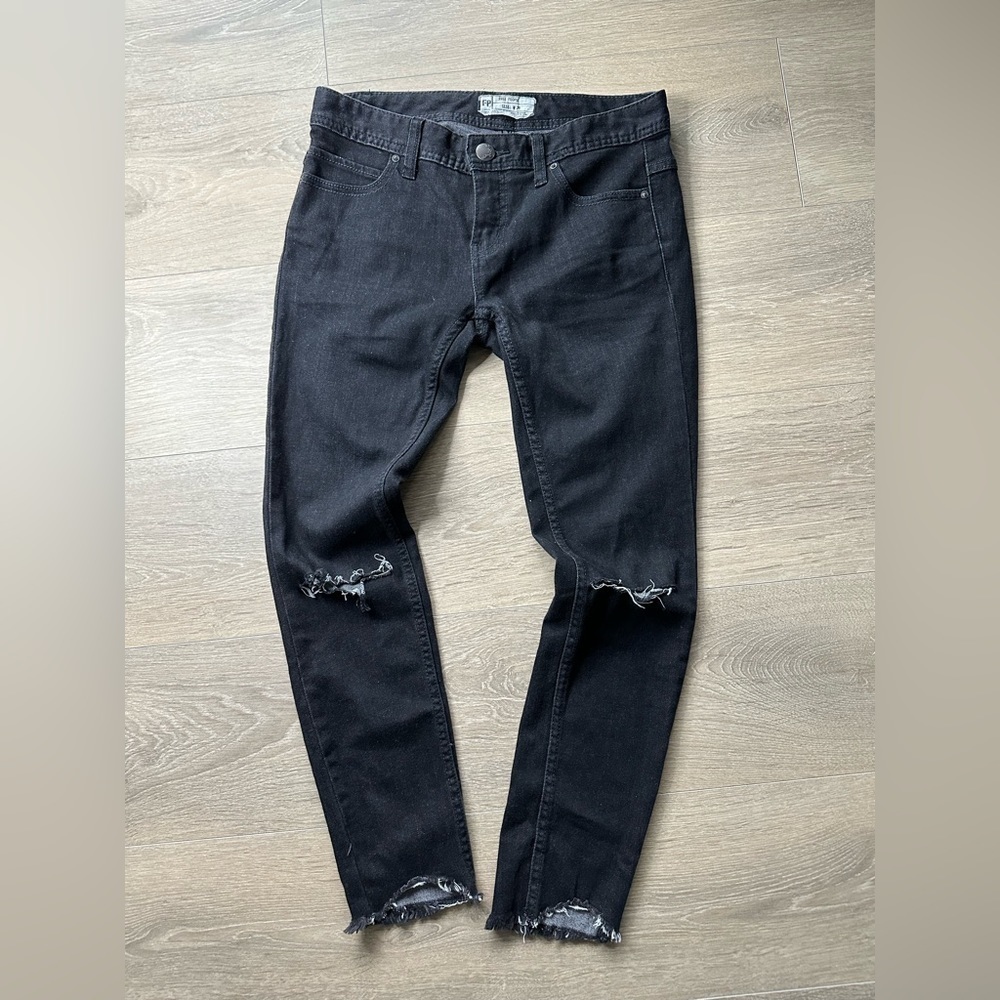 FREE PEOPLE WOMENS BLACK DISTRESSED RIPPED CUT OFF SKINNY JEANS CROP LEG W 26